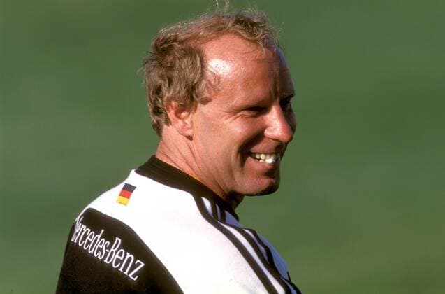 Bundestrainer Berti Vogts (Deutschland) sichtlich zufrieden Fußball WM Herren Weltmeisterschaft 1994, Nationalmannschaft, Nationalteam, Nationaltrikot, Länderspiel, Gruppe C Einzelbild Chicago Freude,