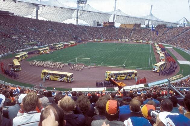 1 Jahr bis WM 2022: Historie, Stadien und Architektur Abschlußveranstaltung der WM 74 - die Mannschaftsbusse der 16 Teilnehmerländer fahren eine Stadionrunde, u.a. im Vordergrund die Busse von Uruguay und Schweden Fußball WM Herren Weltmeisterschaft 1974, Nationalmannschaft, Nationalteam, Länderspiel, Finale, Endspiel Totale Olympiastadion München, Abschlußfeier, Parade o0 Aufmacher,