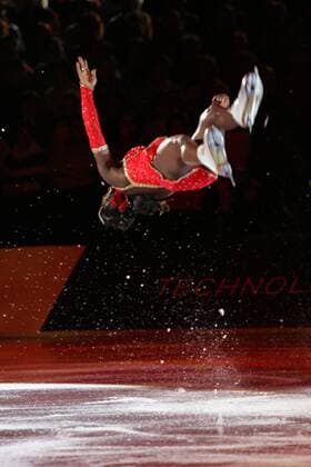 Surya Bonaly (Frankreich) - Salto Eiskunstlauf Damen Winterzauber 2005, Eisgala, Eisrevue, Eisshow, Gala, Show, Revue, Eiskunstlaufen Einzelbild Riesa Dynamik,