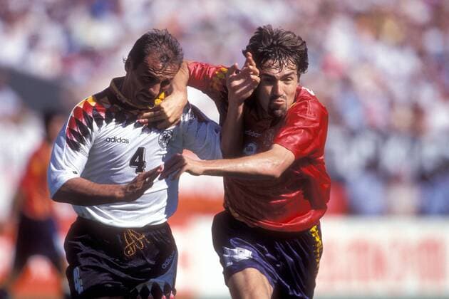 Jürgen Kohler (Deutschland, li.) gegen Julio Salinas (Spanien) Fußball WM Herren Weltmeisterschaft 1994, Nationalmannschaft, Nationalteam, Nationaltrikot, Länderspiel, Gruppe C Gruppe Chicago Dynamik, Kampf,