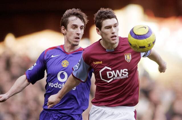 Gareth Barry (Aston Villa, re.) gegen Gary Neville (Manchester United) - EDITORIAL USE ONLY. No use with unauthorised audio, video, data, fixture lists, club league logos or live services. Online in-match use limited to 120 images, no video emulation. No use in betting, games or single club league player publications. Fußball Herren English Premier League 2005 2006, 1. Englische Liga, Aston Villa FC - Manchester United 0:2, ManU Gruppe Birmingham Dynamik,