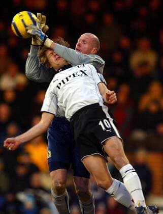 Torwart Brad Friedel (Blackburn) gegen Heidar Helguson (Fulham) -  Fußball Herren English Premier League 2005 2006, 1. Englische Liga, FC Fulham - Blackburn Rovers 2:1 Gruppe London Dynamik, Kampf,