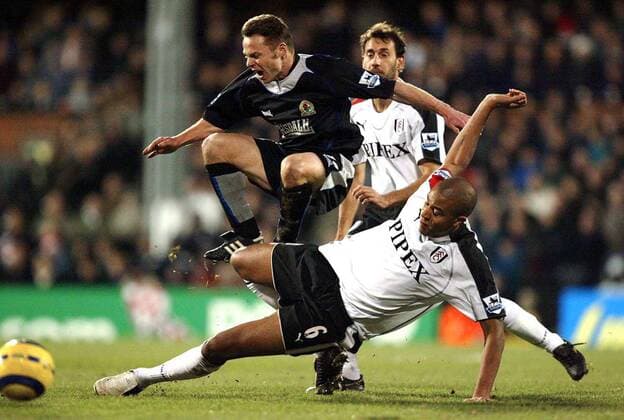 Paul Dickov (Blackburn, li.) wird von Zat Knight (Fulham) gefoult -  Fußball Herren English Premier League 2005 2006, 1. Englische Liga, FC Fulham - Blackburn Rovers 2:1 Gruppe London Dynamik, Kampf,