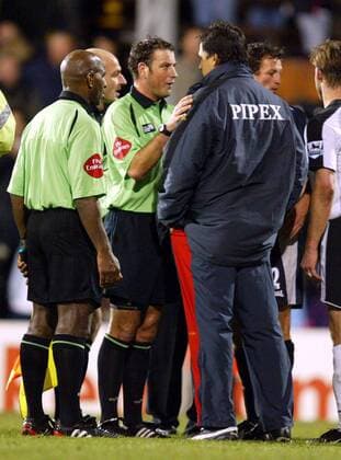 Schiedsrichter Mark Clattenburg im Gespräch mit Trainer Chris Coleman (Fulham) -  Fußball Herren English Premier League 2005 2006, 1. Englische Liga, FC Fulham Gruppe London Spannung,