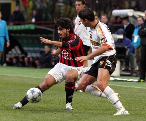 Gennaro Gattuso (Milan, li.) gegen Giuseppe Sculli (Messina) -  Fußball Herren Serie A 2005 2006, 1. Italienische Liga, AC Mailand - FC Messina 4:0 Gruppe Mailand Dynamik,