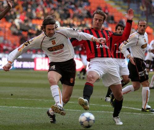 Filippo Cristante (Messina, li.) gegen Alberto Gilardino (Milan) -  Fußball Herren Serie A 2005 2006, 1. Italienische Liga, AC Mailand - FC Messina 4:0 Gruppe Mailand Dynamik, Kampf,