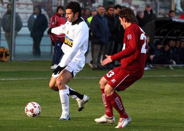 Luis Figo (Inter, li.) gegen Francesco Modesto (Reggina) -  Fußball Herren Serie A 2005 2006, 1. Italienische Liga, Reggina Calcio - FC Internazionale Mailand 0:4 Gruppe Reggina Dynamik,