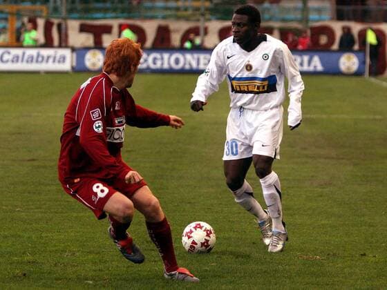 Obafemi Martins (Inter, re.) gegen Davide Biondini (Reggina) -  Fußball Herren Serie A 2005 2006, 1. Italienische Liga, Reggina Calcio - FC Internazionale Mailand 0:4 Gruppe Reggina Dynamik,