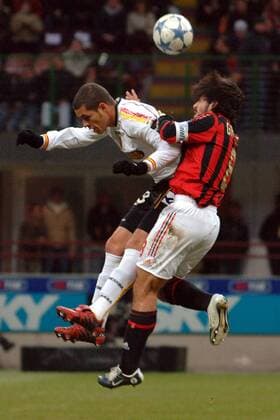 Rafael (Messina, li.) gegen Gennaro Gattuso (Milan) Fußball Herren Serie A 2005 2006, 1. Italienische Liga, AC Mailand - FC Messina 4:0 Gruppe Mailand Dynamik, Kampf,