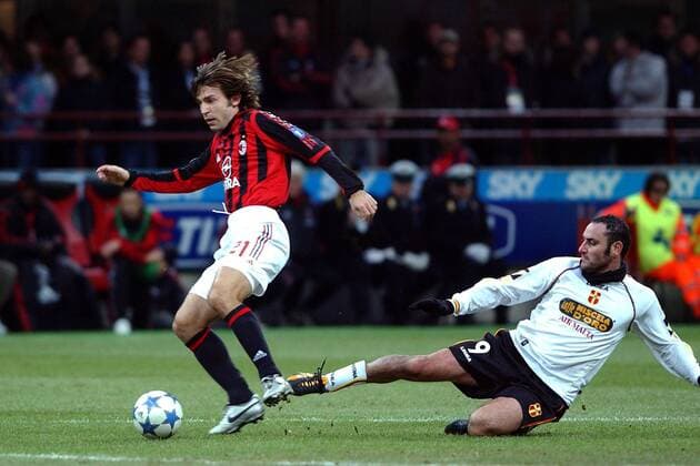 Andrea Pirlo (Milan, li.) gegen Riccardo Zampagna (Messina) Fußball Herren Serie A 2005 2006, 1. Italienische Liga, AC Mailand - FC Messina 4:0 Gruppe Mailand Dynamik,