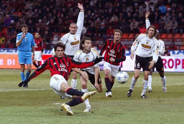 Kaka (Milan, li.) zieht ab, Salvatore Aronica (Messina) kommt zu spät Fußball Herren Serie A 2005 2006, 1. Italienische Liga, AC Mailand - FC Messina 4:0 Gruppe Mailand Dynamik,