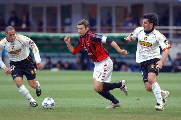 Andriy Shevchenko (Milan, Mitte) gegen Marco Zanchi (li.) und Mamede (beide Messina) Fußball Herren Serie A 2005 2006, 1. Italienische Liga, AC Mailand - FC Messina 4:0 Gruppe Mailand Dynamik,