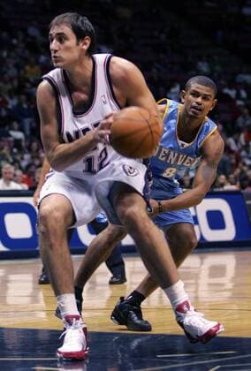Nenad Krstic (New Jersey Nets, li.) vorbei an Earl Watson (Denver Nuggets) - (Icon7895920) Basketball Herren NBA 2005 2006, New Jersey Nets - Denver Nuggets 115:106 Gruppe East Rutherford Dynamik, EDITORIAL USE ONLY