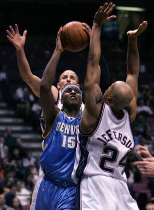 Carmelo Anthony (Denver Nuggets, Mitte) gegen Richard Jefferson (re.) und Jason Kidd (beide New Jersey Nets) - (Icon7895922) Basketball Herren NBA 2005 2006, New Jersey Nets - Denver Nuggets 115:106 Gruppe East Rutherford Dynamik, EDITORIAL USE ONLY