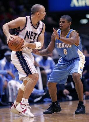 Jason Kidd (New Jersey Nets, li.) gegen Earl Watson (Denver Nuggets) - (Icon7895925) Basketball Herren NBA 2005 2006, New Jersey Nets - Denver Nuggets 115:106 Gruppe East Rutherford EDITORIAL USE ONLY