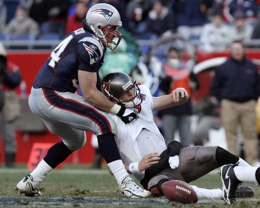 Linebacker Tedy Bruschi (New England Patriots, li.) sackt Quarterback Chris Simms (Tampa Bay Buccaneers) - (Icon4615893) American Football Herren NFL 2005 2006, New England Patriots - Tampa Bay Buccaneers 28:0 Gruppe Foxboro, Foxborough Dynamik, Kampf, EDITORIAL USE ONLY