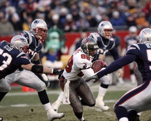 Wide Receiver Mark Jones (Tampa Bay Buccaneers) mit der Pille - (Icon4615875) American Football Herren NFL 2005 2006, New England Patriots - Tampa Bay Buccaneers 28:0 Gruppe Foxboro, Foxborough Dynamik, EDITORIAL USE ONLY