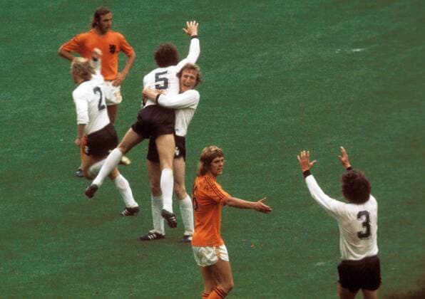 Schlußjubel BR Deutschland: Hans Georg Schwarzenbeck (Mitte) hebt Franz Beckenbauer (3.v.li.) in die Luft, daneben Berti Vogts (2.v.li.), Paul Breitner (re.), der enttäuschte Johan Neeskens (li.) und Johnny Rep (beide Niederlande, 2.v.re.) gratuliert fair Fußball WM Herren Weltmeisterschaft 1974, Nationalmannschaft, Nationalteam, Nationaltrikot, Länderspiel, Finale Totale Hubert, Jonny, Johann, Freud und Leid München, Gratulation, gratulieren, Glückwunsch Glück, Harmonie, Begeisterung, Freude,