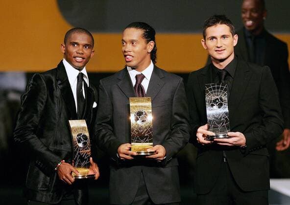 FIFA World Player Gala 2005 - Weltfußballer Ronaldinho (Brasilien FC Barcelona, Mitte) zwischen Frank Lampard (England FC Chelsea London, re.) und Samuel Eto o (Kamerun FC Barcelona) Fußball Herren Wahl zum Weltfußballer des Jahres 2005, FIFA World Player Gala, Award, Awards, Fußballer, Spieler Gruppe Zürich