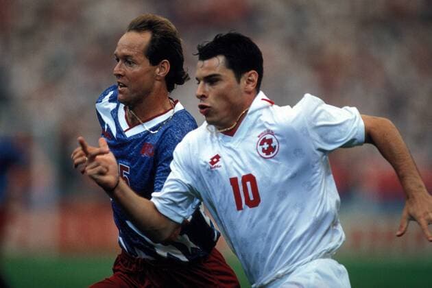 Ciriaco Sforza (Schweiz, re.) gegen Tom Dooley (USA) Fußball WM Herren Weltmeisterschaft 1994, Nationalmannschaft, Nationalteam, Nationaltrikot, Länderspiel, Gruppe A Gruppe Detroit Dynamik, Kampf,