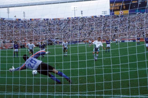 Hristo Stoichkov (Bulgarien) trifft gegen Torwart Ilias Atmatzidis (Griechenland) per Elfmeter zum 2:0 Fußball WM Herren Weltmeisterschaft 1994, Nationalmannschaft, Nationalteam, Nationaltrikot, Länderspiel, Gruppe D Totale Soldier Field Stadium, Stadion Chicago