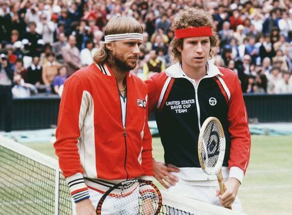 Björn Borg (Schweden, li.) und John McEnroe (USA) am Netz Tennis Herren All England Championships 1980, Grand Slam, ATP, Rasen, Rasenplatz, Rasentennis, Rasenturnier, Gruppe Wimbledon London