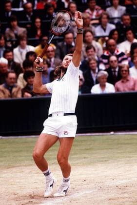 Björn Borg (Schweden) - Aufschlag Tennis Herren All England Championships 1980, Grand Slam, ATP, Rasen, Rasenplatz, Rasentennis, Rasenturnier, Einzelbild Wimbledon London