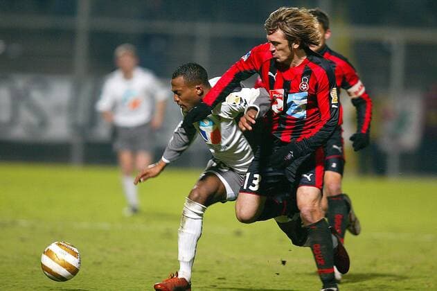 Jacques Abardonado (Nizza, re.) gegen Cedric Sabin (Sedan) Fußball Herren Coupe de la Ligue 2005 2006. Französischer Ligapokal, Pokalspiel, OGC Nice - CS Sedan 2:0 Gruppe pan11849 Nizza Dynamik, Kampf,  