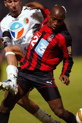 Souleymane Camara (Nizza, re.) gegen Nadir Belhadj (Sedan) Fußball Herren Coupe de la Ligue 2005 2006. Französischer Ligapokal, Pokalspiel, OGC Nice - CS Sedan 2:0 Gruppe pan11849 Nizza Dynamik, Kampf,  