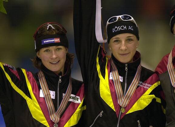 Weltmeisterin Anni Friesinger (re.) und die Zweitplatzierte Claudia Pechstein (beide Deutschland) jubeln gemeinsam während der Siegerehrung Eisschnellauf WM Damen Mehrkampf Weltmeisterschaft 2002, Eisschnellaufen, Eisschnelllaufen, Eisschnelllauf Gruppe Heerenveen Freude,