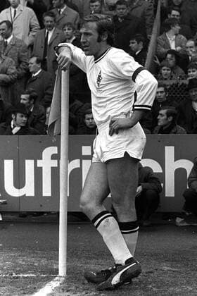 Jubiläumstorschützen der Bundesliga Günter Netzer (Gladbach) lässig an der Eckfahne Fußball 1. BL Herren Saison 1969 1970, Borussia Mönchengladbach, Vneg, Vsw Einzelbild Mönchengladbach