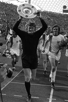Fußball, FC Bayern München, Deutscher Meister 1973 Torwart Sepp Maier (Bayern) mit der Meisterschale auf der Ehrenrunde, seine Mitspieler folgen ihm Fußball 1. BL Herren Saison 1972 1973, FC Bayern München, Deutscher Meister, Deutsche Meisterschaft, Vneg, Vsw Einzelbild München Freude, Begeisterung,