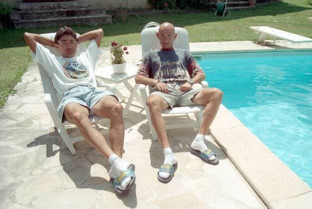 Marco Pantani (re.) und Claudio Chiappucci (beide Italien Carrera Tassoni) relaxen am Pool -  Radsport Herren Tour de France 1995, Straßenradsport, Straße, Rad Gruppe Aufnahmedatum geschätzt