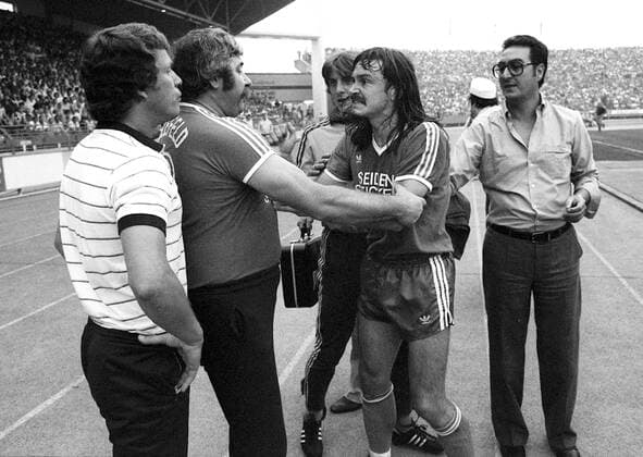 Ewald Lienen (re., Bielefeld) geht auf Trainer Otto Rehhagel (li., Bremen) los, Betreuer Mann (2.v.li.) und Mitspieler Detlef Schnier (Mitte, beide Bielefeld) können ihn zurückhalten Fußball 1. BL Herren Saison 1981 1982, SV Werder Bremen - Arminia Bielefeld 1:0, Vneg, Vsw Gruppe Bremen Wut, Spannung,