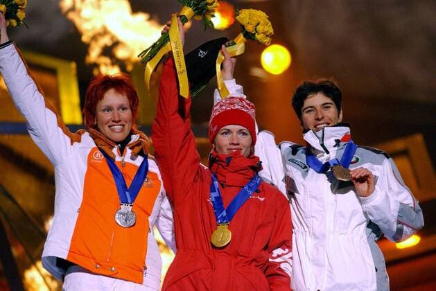 Siegerehrung Biathlon 10 km Jagdrennen in Salt Lake City 2002 - V.li. Kati Wilhelm (Deutschland, 2. Platz), Olympiasiegerin Olga Pyleva (Rußland) und Irina Nikoultchina (Bulgarien, 3. Platz) Snowboard OS Winter Damen Olympische Spiele 2002, Winterspiele, Verfolgung, Verfolgungsrennen, 10km, Kilometer Gruppe Goldmedaille, Bronzemedaille, Silbermedaille Salt Lake City Freude,