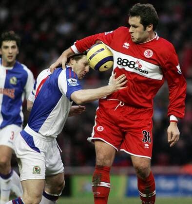 Mark Viduka (Middlesbrough, re.) gegen Andrew Todd (Blackburn) -  Fußball Herren English Premier League 2005 2006, 1. Englische Liga, Middlesbrough FC - Blackburn Rovers 0:2 Gruppe Middlesbrough Dynamik,