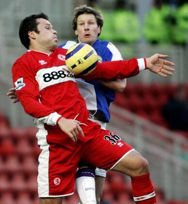 Mark Viduka (Middlesbrough, li.) gegen Andrew Todd (Blackburn) -  Fußball Herren English Premier League 2005 2006, 1. Englische Liga, Middlesbrough FC - Blackburn Rovers 0:2 Gruppe Middlesbrough Dynamik,