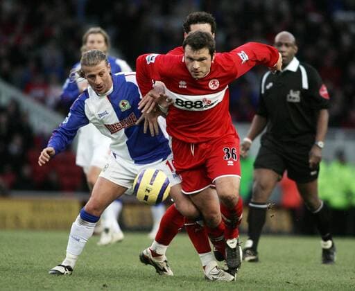 Mark Viduka (Middlesbrough, re.) gegen Tugay Kerimoglu (Blackburn) -  Fußball Herren English Premier League 2005 2006, 1. Englische Liga, Middlesbrough FC - Blackburn Rovers 0:2 Gruppe Middlesbrough Dynamik,