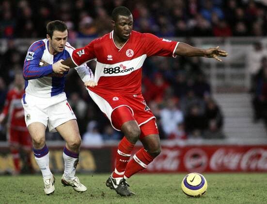 Yakubu Ayegbeni (Middlesbrough, re.) gegen David Thompson (Blackburn) -  Fußball Herren English Premier League 2005 2006, 1. Englische Liga, Middlesbrough FC - Blackburn Rovers 0:2 Gruppe Middlesbrough Dynamik,