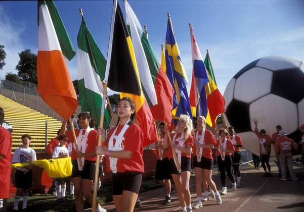 Rahmenprogramm - die Flaggen der Teilnehmerländer der WM 1994 in den USA werden in den Innenraum des Stadions von Palo Alto getragen, u.a.v.li.: Irland, Nigeria, Belgien, Bulgarien, Schweden, Niederlande Fußball Länderspiel Herren Länderspiel 1993, Nationalmannschaft, Nationalteam Totale Stanford Stadium, Stadion, riesiger Palo Alton, Stanford