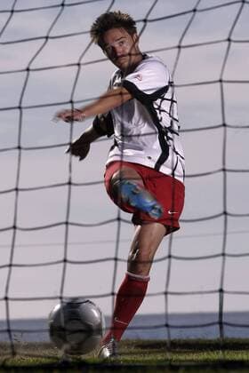 Stürmer erzielt ein Tor - MODEL RELEASED Fußball Herren Freizeitfußball 2005, Symbol, Feature, Aufmacher, Freizeitsport, Freizeitsportler, Fußballspieler Einzelbild Schuss, schießen Dynamik,