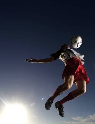 Fußballspieler mit einer Brustannahme vor tiefstehender Sonne - MODEL RELEASED Fußball Herren Freizeitfußball 2005, Symbol, Feature, Aufmacher, Freizeitsport, Freizeitsportler Einzelbild Dynamik, Höhe,