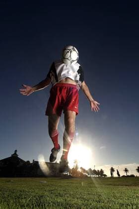 Fußballspieler mit einer Brustannahme vor tiefstehender Sonne - MODEL RELEASED Fußball Herren Freizeitfußball 2005, Symbol, Feature, Aufmacher, Freizeitsport, Freizeitsportler Einzelbild Dynamik,