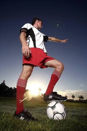 Fußballspieler stoppt den Ball und gibt Anweisungen - MODEL RELEASED Fußball Herren Freizeitfußball 2005, Symbol, Feature, Aufmacher, Freizeitsport, Freizeitsportler, Wirtschaft Einzelbild New Balance, NewBalance, Gestik Sonne, Licht, Freisteller, Annahme,