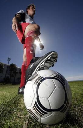 Fußballspieler stoppt den Ball mit Stollenschuhen - MODEL RELEASED Fußball Herren Freizeitfußball 2005, Symbol, Feature, Aufmacher, Freizeitsport, Freizeitsportler Einzelbild Stollen, Nocken, Stollenschuh, Nockenschuh Fußballschuh, Fußballschuhe, Schuh, Schuhe