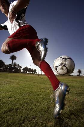 Fußballspieler zeigt einen Hackentrick - MODEL RELEASED Fußball Herren Freizeitfußball 2005, Symbol, Feature, Aufmacher, Freizeitsport, Freizeitsportler Einzelbild Dynamik,
