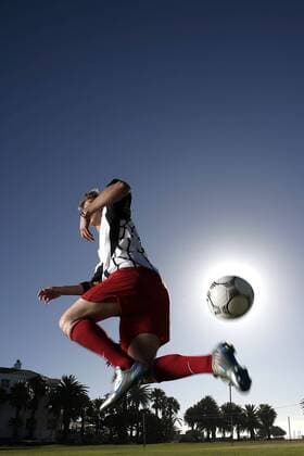 Fußballspieler zeigt einen Hackentrick und verursacht eine Sonnenfinsternis - MODEL RELEASED Fußball Herren Freizeitfußball 2005, Symbol, Feature, Aufmacher, Freizeitsport, Freizeitsportler Einzelbild Ballbehandlung, Ballgefühl, Hacke, Trick Heiligenschein, Eklipse Dynamik,