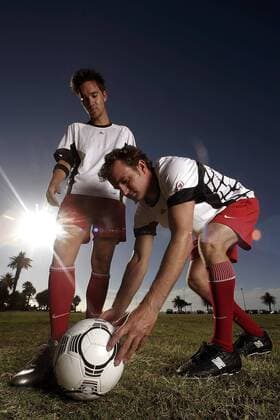 Fußballspieler legen sich den Ball zum Freistoß zurecht - MODEL RELEASED Fußball Herren Freizeitfußball 2005, Symbol, Feature, Aufmacher, Freizeitsport, Freizeitsportler Gruppe