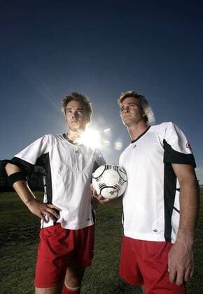 Fußballspieler in modischer Sportswear - MODEL RELEASED Fußball Herren Freizeitfußball 2005, Symbol, Feature, Aufmacher, Freizeitsport, Freizeitsportler Gruppe Fußballbekleidung