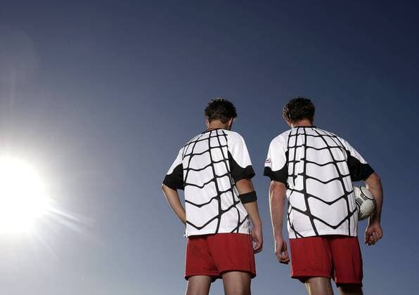 Fußballspieler in modischer Sportswear - MODEL RELEASED Fußball Herren Freizeitfußball 2005, Symbol, Feature, Aufmacher, Freizeitsport, Freizeitsportler Gruppe Fußballbekleidung, Sonnenschein hinten, Rücken, Rückansicht